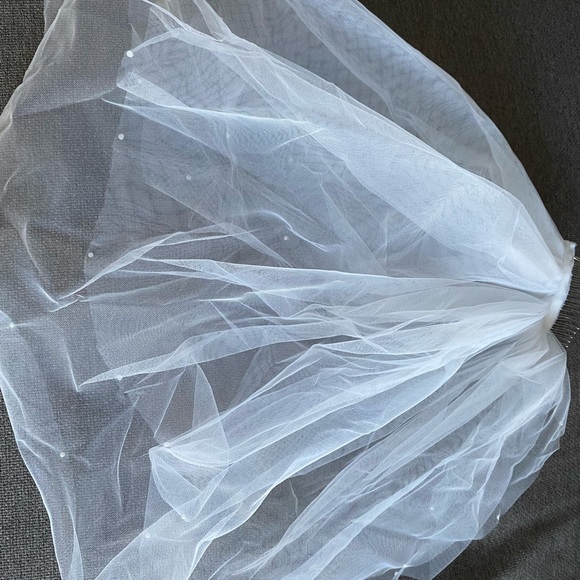 2-tier ivory shoulder veil - Picture 6 of 8